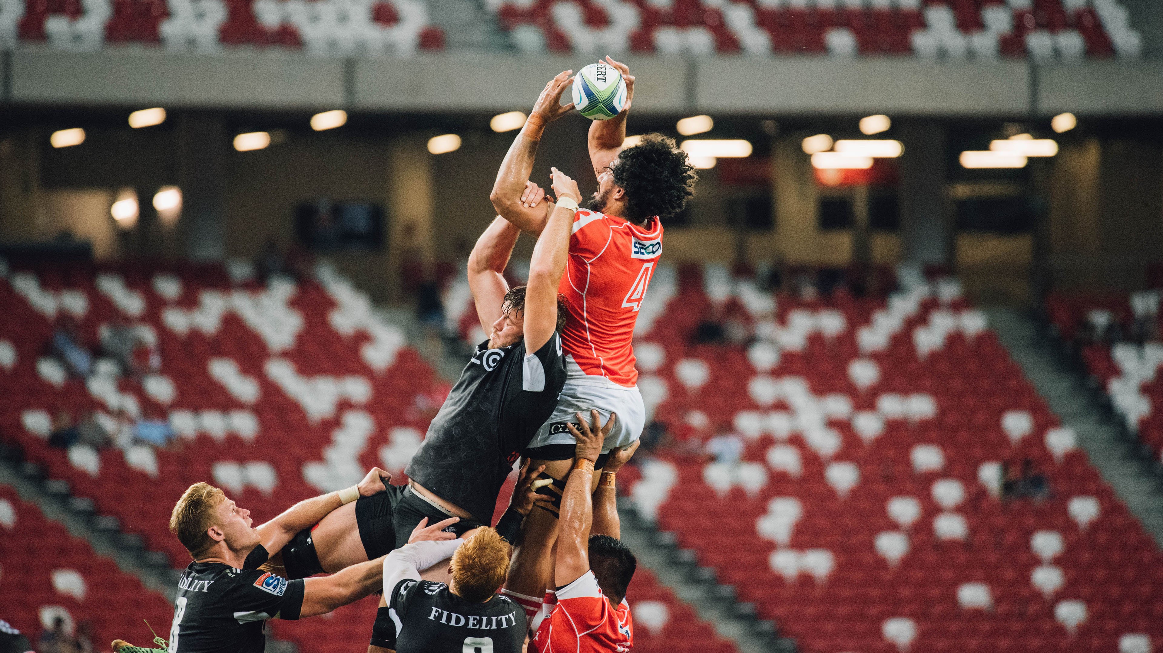 中国滑板街式比赛广州站 选手完成高难度动作引发现场欢呼，街头滑板比赛